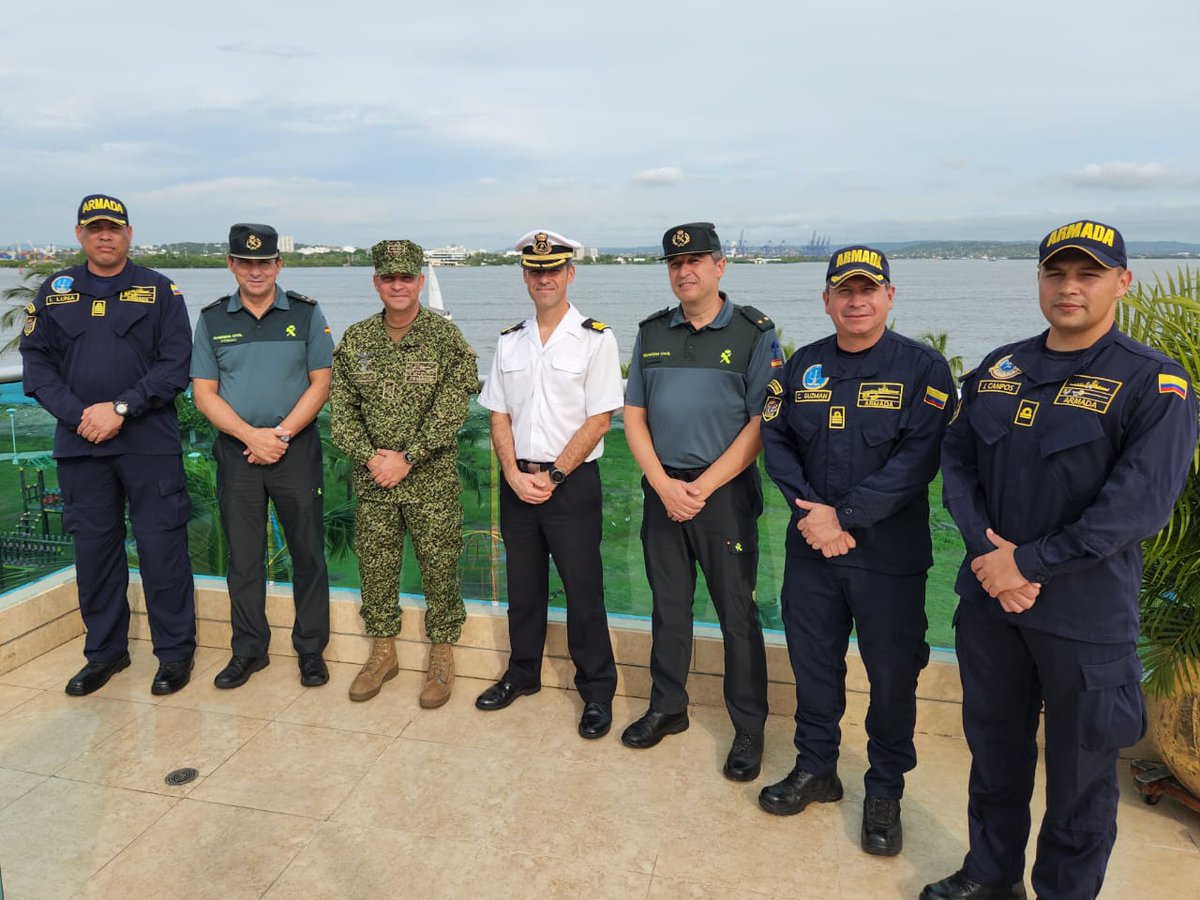 FNC_ArmadaCol's tweet photo. #Destacado | Con el fin de fortalecer lazos de cooperación internacional en la #LuchaContraElNarcotráfico, recibimos en #Cartagena la visita de 3 Oficiales de la @guardiacivil y la @Armada_esp, que conocieron el #CMCON y el simulador de navegación de la @ArmadaColombia.🇪🇸🤝🇨🇴 https://t.co/q1y1hZ7Hca