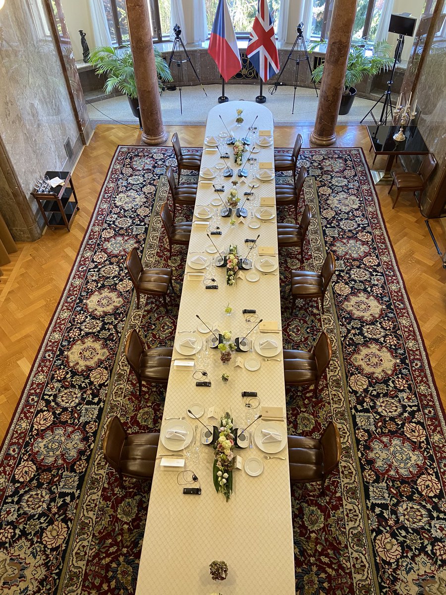 coloseumholding's tweet photo. Dnes jsme měli možnost zajistit catering pro britskou premiérku Elizabeth Truss a našeho pana premiéra Petra Fialu v Kramářově vile 🤩 akce proběhla hladce jako vždy a my se těšíme na další akce! 
#ObčanskáPlovárna https://t.co/QjMhwSH0zR