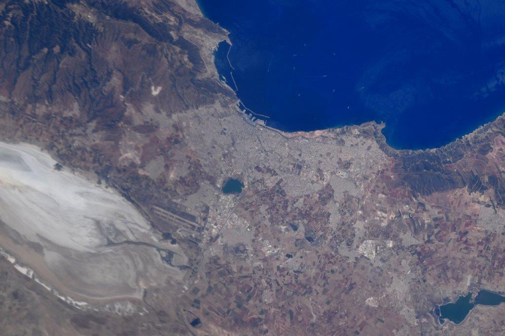 AstroSamantha's tweet image. Hello #Algeria! 🇩🇿 Algiers, its capital, lies on the country's Mediterranean coast in the middle of two other coastal cities: Oran and Annaba. #MissionMinerva