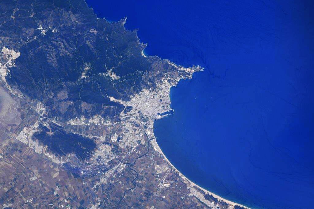 AstroSamantha's tweet image. Hello #Algeria! 🇩🇿 Algiers, its capital, lies on the country's Mediterranean coast in the middle of two other coastal cities: Oran and Annaba. #MissionMinerva