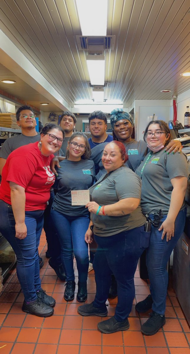 A_Foxy_Lady's tweet photo. When you go from zero tables in the restaurant to a full restaurant late at night- these tms know how to #powerhour! All smiles and amazing team work! Ozzy had his first 20 top and ZERO mistakes!! Woohoo! 🙌🏼 #growsales #engageteammembers #bringbackguests #chilislove https://t.co/DPP9ADjnCF