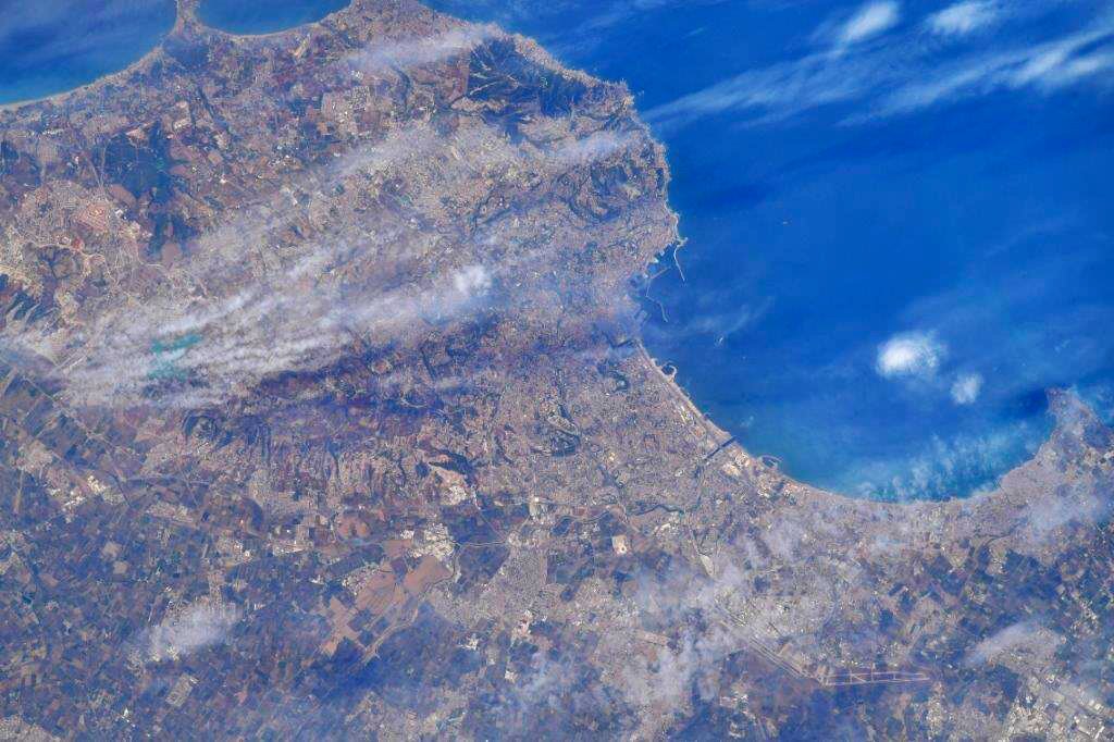 AstroSamantha's tweet image. Hello #Algeria! 🇩🇿 Algiers, its capital, lies on the country's Mediterranean coast in the middle of two other coastal cities: Oran and Annaba. #MissionMinerva