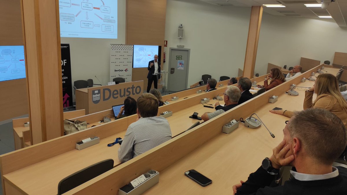 deustoDBS's tweet photo. 📈 🌍 "Análisis de la economía mundial en un entorno VUCA". Conferencia de @david_cano_m en el campus de #Donostia de @deusto, en el marco del Experto en Dirección Financiera #PEDF de @deustoDBS y @Elkargi_SGR .
🤝Gracias David y gracias también a @ibercaja y a @AlumniDBA https://t.co/mWx4y3MBLl