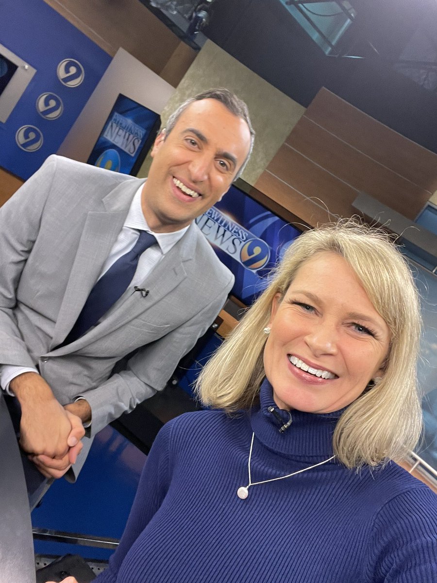 Left handed selfie with <a href="/JoeBrunoWSOC9/">Joe Bruno</a>! The picture is crooked but we match! 🤩