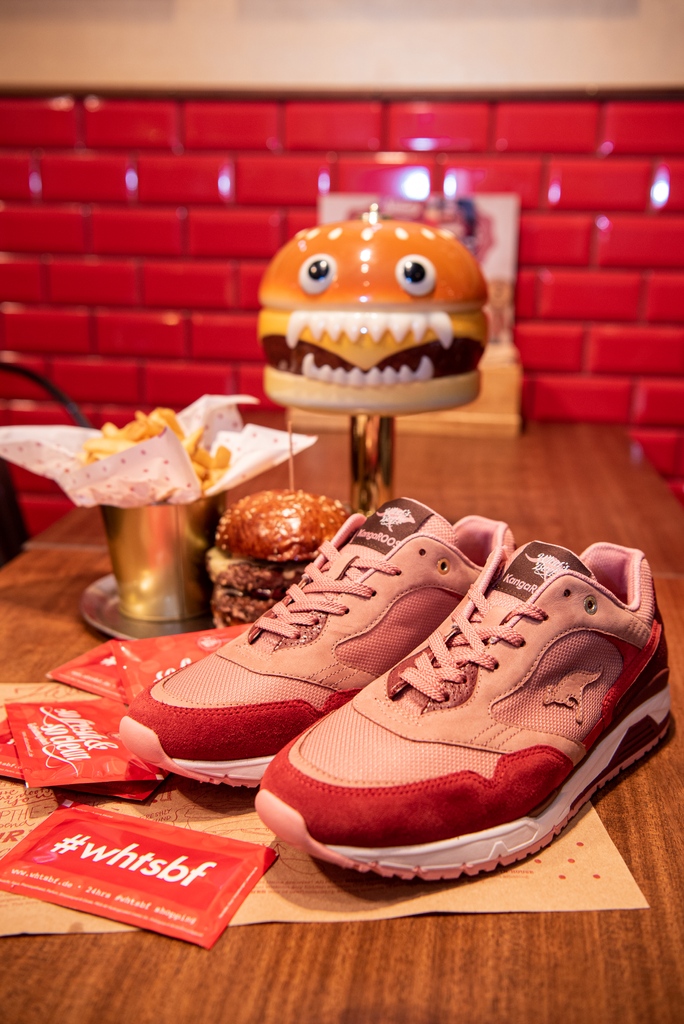 AFEWSTORE's tweet image. SHOP LINK ➡️ l8r.it/M49C

It's getting Beefy!

What's Beef and KangaROOS teamed-up to bring you one of the most delicious Collabs of the Year:
The What's Beef x kangaROOS Ultimate "Made in Germany"
Dropping tomorrow at Midnight!

#whatsbeef #kangaroos #afewstore