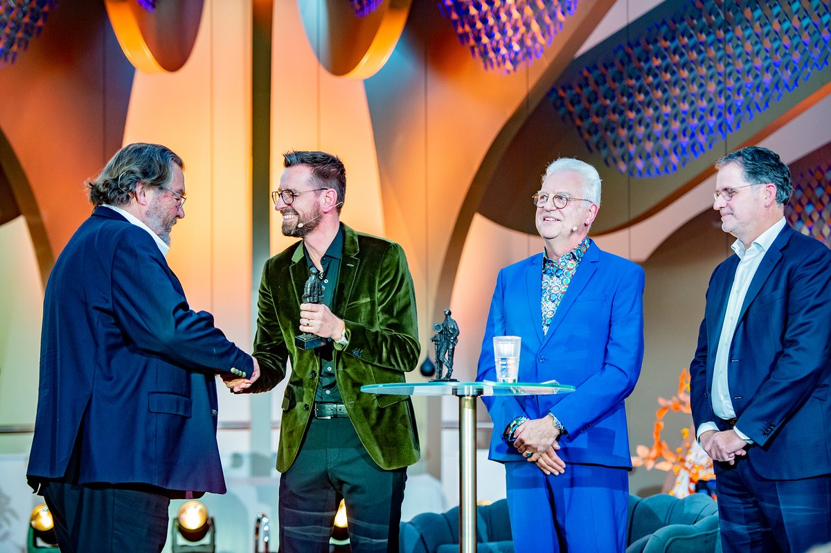 De eerste prijzen van de AFAS <a href="/edisonsNL/">Edisons</a> Klassiek &amp; Edison Jazz 2022 zijn al uitgereikt! Na een introductie van Erik Scherder over muziek en het brein, werden oeuvreprijswinnaars  Robbert Holl (klassiek) en Dick de Graaf (jazz) feestelijk aangekondigd door Myron Hamming. 💖🎶