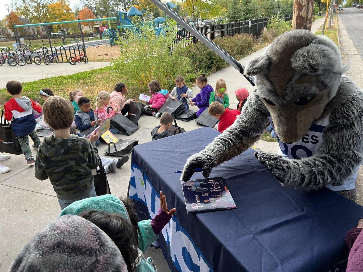PackOffCourt's tweet photo. Welcome back to school‼️

Our Education Station powered by @XcelEnergyMN visited Bancroft Elementary in South Minneapolis to provide free books and gift bags to students with the help of @WolvesCrunch https://t.co/YzXmVnvgZj