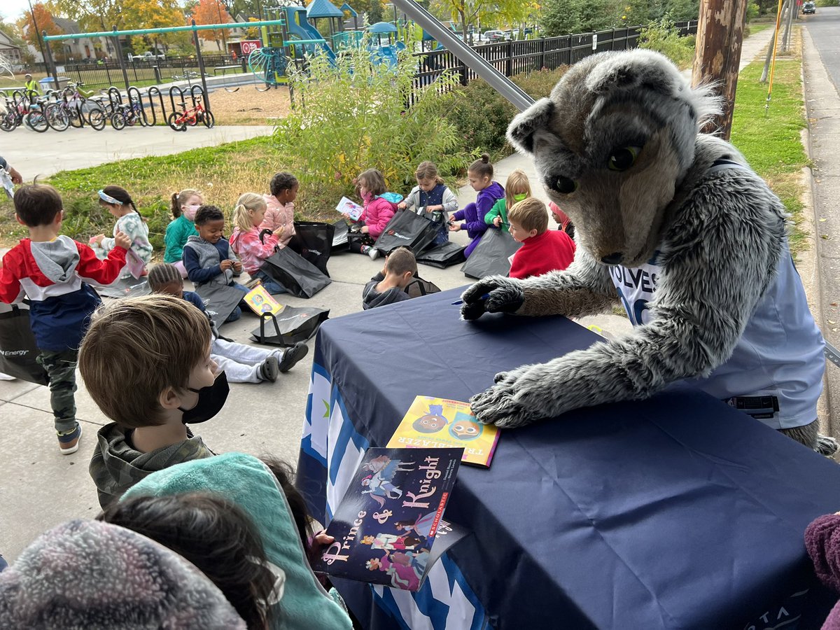 PackOffCourt's tweet photo. Welcome back to school‼️

Our Education Station powered by @XcelEnergyMN visited Bancroft Elementary in South Minneapolis to provide free books and gift bags to students with the help of @WolvesCrunch https://t.co/YzXmVnvgZj