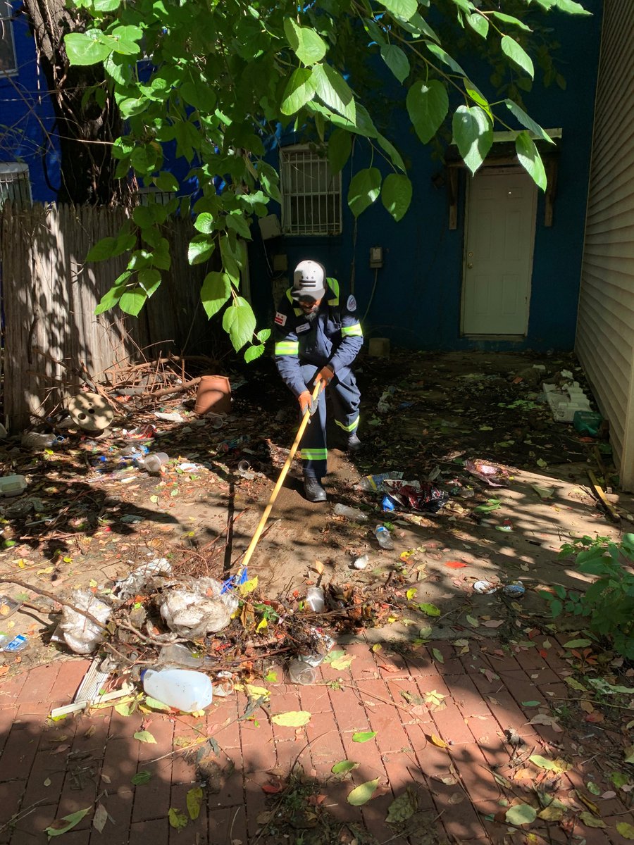 truthshallnlwh's tweet photo. Beautiful Day in the Clean City! #FreshforFall Cleanup on H St NE. Thank you to our partnering agencies for continuing to make a #TrashFreeDC! #DCValues https://t.co/7XQThiXaqG