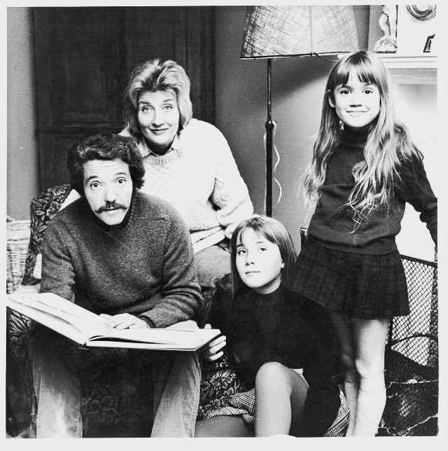 Support4Sophiex's tweet photo. A cute throwback pic of Sophie in 1969 aged 7, with her Family:)❤️x
#SophieThompson #EmmaThompson
#PhyllidaLaw
#EricThompson
#ThrowbackThursday
🦋🦋🫶🏻 https://t.co/RpxeEUSj4r