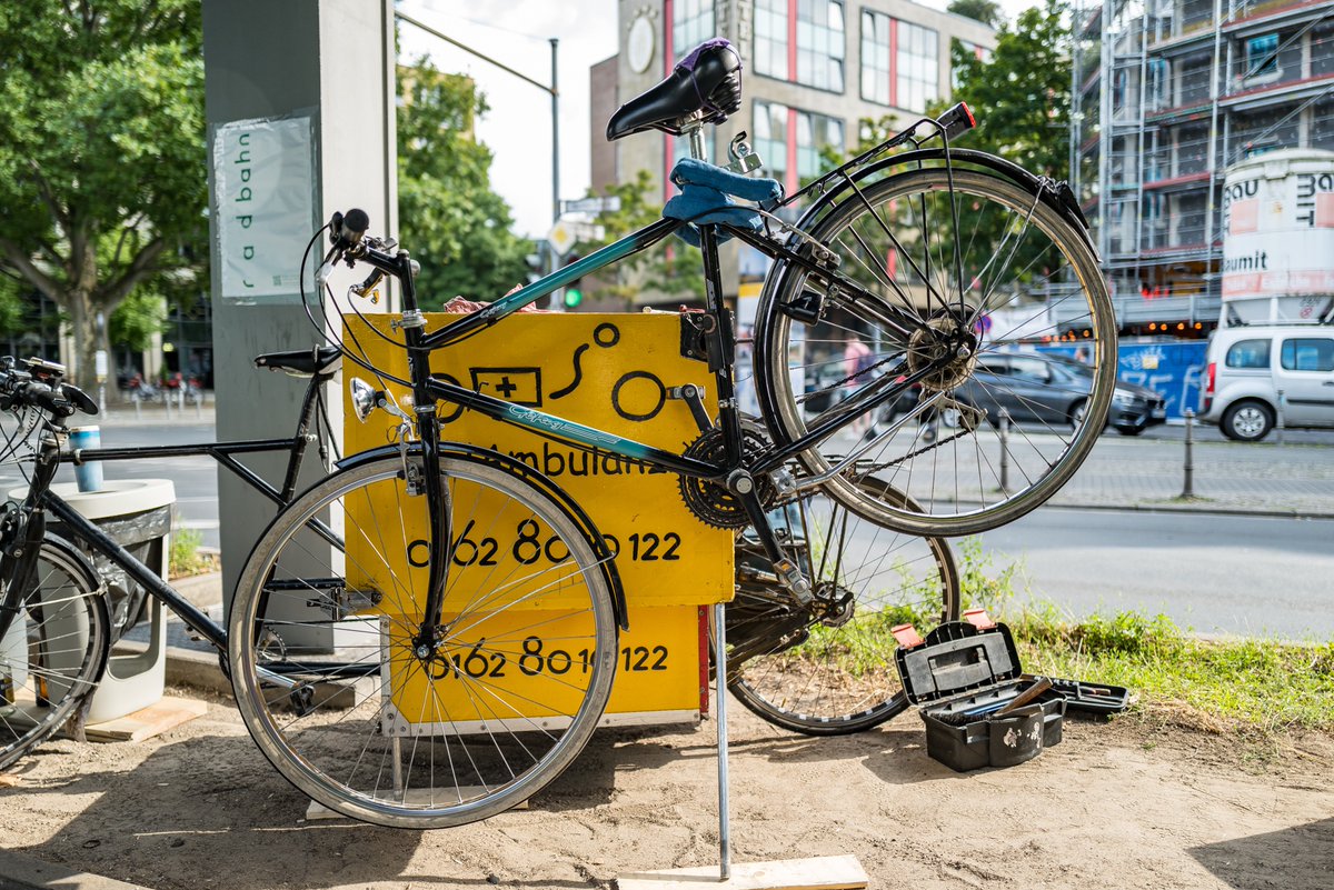 radbahn's tweet photo. #Radtag: Gut geölt in den Winter
Kommt am 15.10. ab 15h unters U1-Viadukt um Eure Räder winterfit zu machen!
Mit kostenlosen Fahrradreparaturen, Musik, Testfahrten der @fLotteBerlin, warmen Getränken + Infos zur #Radbahn.
#ReallaborRadbahn #Verkehrswende
https://t.co/uWOIpf5c1k https://t.co/Av0qeG1nSh
