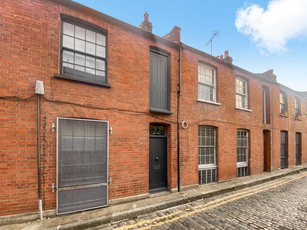 Peachproperties's tweet photo. A rare and exciting opportunity to rent this unusual live/work warehouse with bags of character and unusual features, located in a quiet, coveted part of Shoreditch with a long history of small industry, furniture making and weaving.
 
Full Details:
https://t.co/UtEOKk45ju https://t.co/X8gDOcIZas