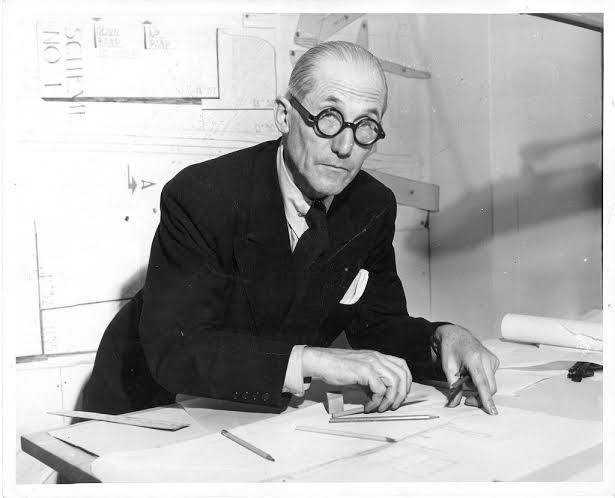 El arquitecto suizo Charles-Édouard Jeanneret-Gris, "Le Corbusier", nació el 6 de octubre de 1887. Además de arquitecto también fue urbanista, escultor, escritor y pintor. De esta última faceta está la siguiente obra realizada en 1929:
sothebys.com/buy/6360cf0d-b…