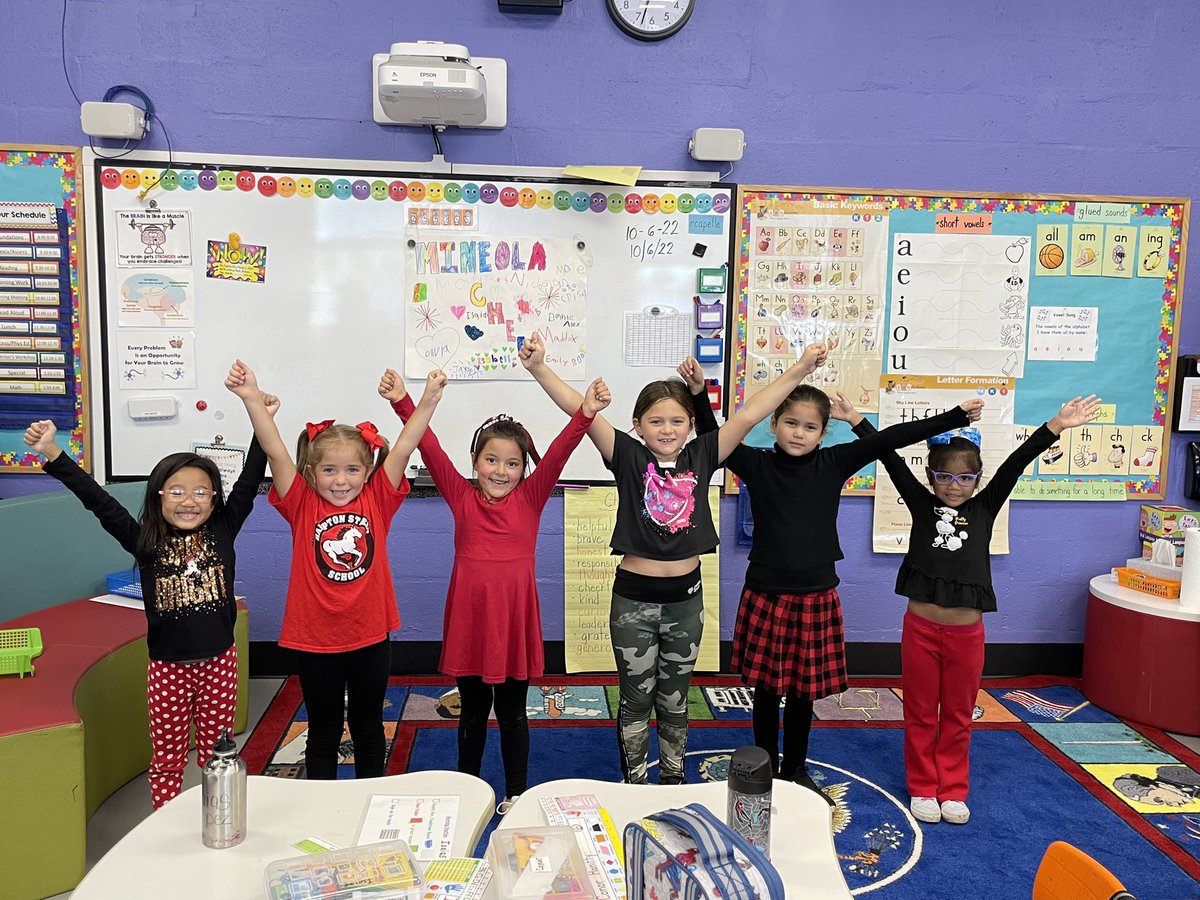 More spirit from today! <a href="/Hampton_Street/">Hampton Street</a> #MineolaProud <a href="/roeart/">r</a>