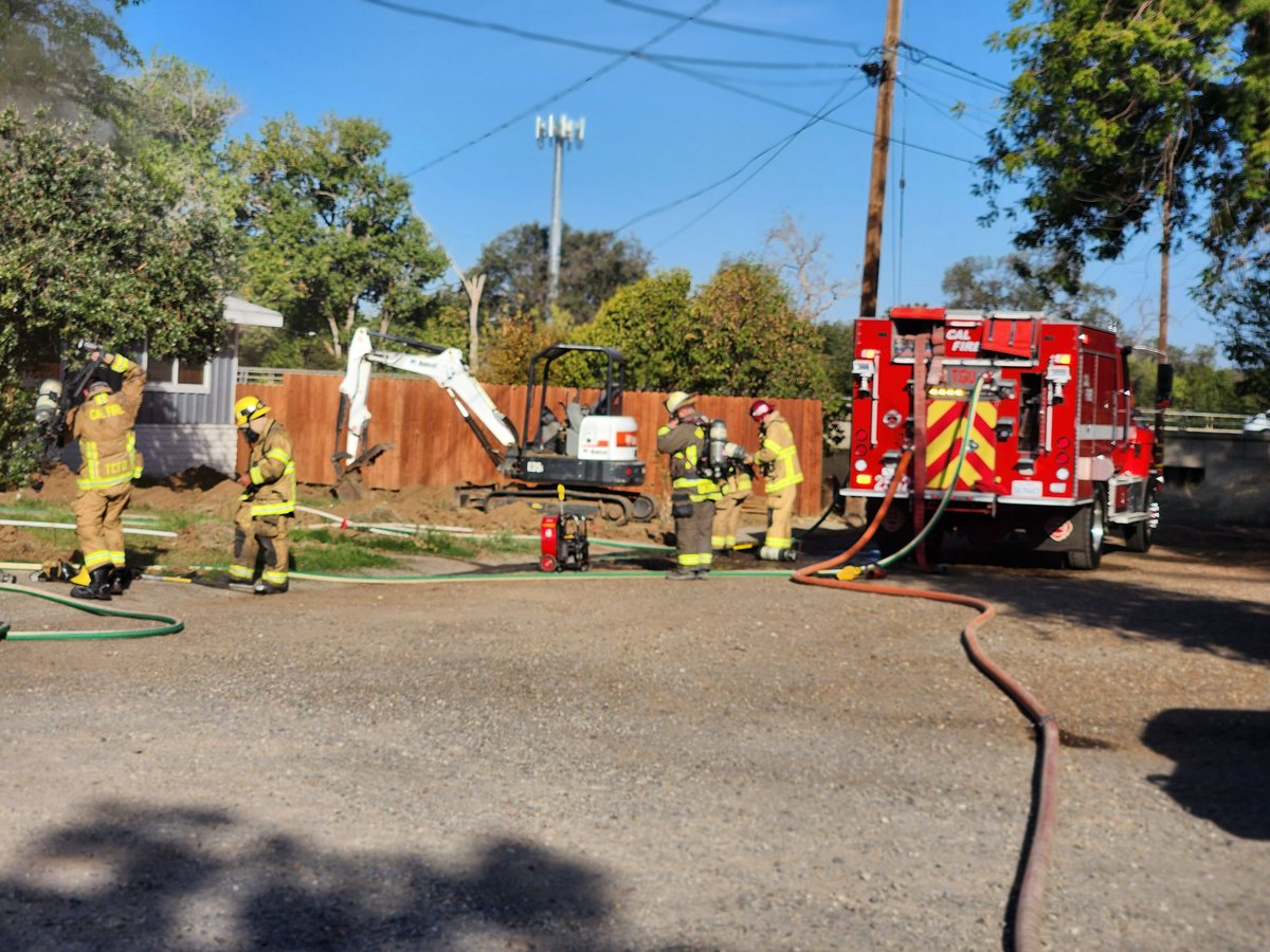 CALFIRETGU's tweet photo. Firefighters have good knockdown on the #ShermanFire on Sherman Dr in Red Bluff. Firefighters continue working on containment. #CALFIRETGU2022 https://t.co/xgPxlswVNi