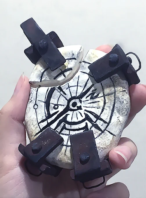 when the first game released I was so so obsessed with it, I made my very own whalebone rune :) Been 10 years but I still keep it nearby #Dishonored10 