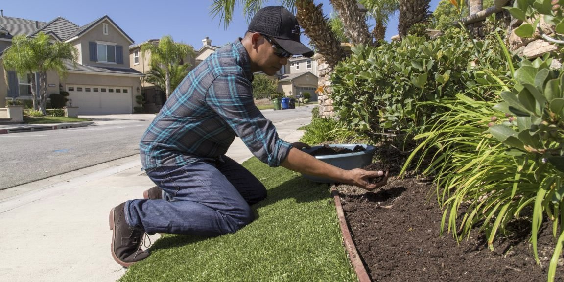 LADWP's tweet photo. Mulch is a great way to #SaveTheDropLA by keeping the soil around your plants cool and moist. FREE, high-quality mulch is available at 10 different locations to all City of LA residents 🙂 More: https://t.co/SvGFzFca0X #WaterConservation https://t.co/HDsYHUYpuE