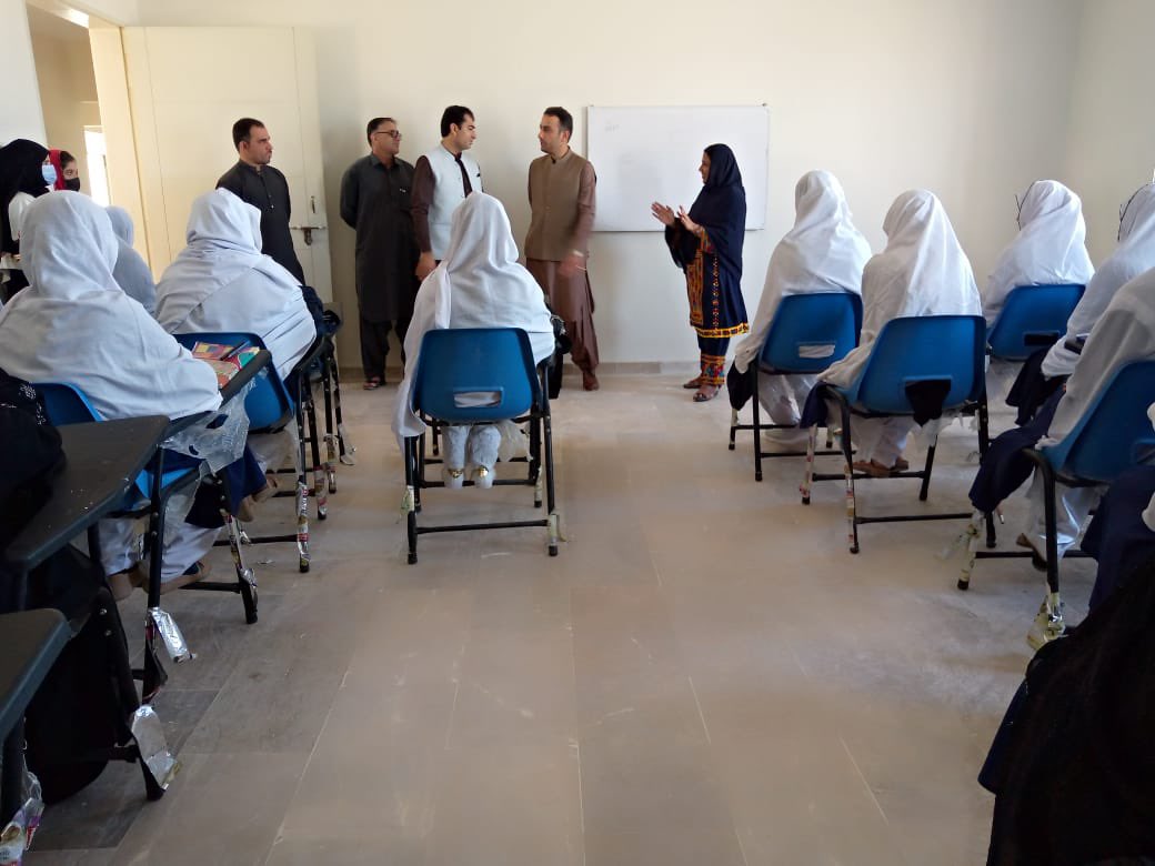 ڈپٹی کمشنر #گوادر نے آج  #گرلز #انٹرمیڈیٹ کالج #جیونی کا دورہ کیا۔لیکچرارز کی کمی کی وجہ سے گزشتہ ایک سال سےفنکشنل نہیں تھا‘ آج ڈپٹی کمشنر گوادر نے #کالج کو فعال بنانے کے لیے 6کوالیفائیڈلیکچرارز کو کنٹریکٹ پر بھرتی کیا ہےاور آج سے کلاسز کا آغاز ہوا۔   <a href="/ChiefSecretary/">Chief Secretary</a> <a href="/dpr_gob/">Govt. of Balochistan</a>