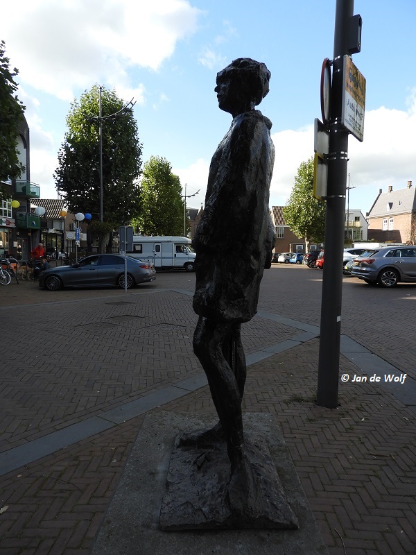 De #benen van het #beeldje op het #marktplein in #Druten zijn alweer #stuk, of het is #vernielzucht of het #materiaal is niet goed . <a href="/gemeentedruten/">Gemeente Druten</a>