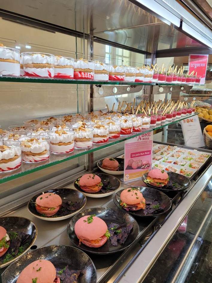 Octobre rose au self du <a href="/chu_angers/">CHU Angers</a> , bravo à l'équipe. <a href="/twittcos/">Claire Cosson</a> <a href="/LautrecuisineLt/">Laurent Terrasson</a>