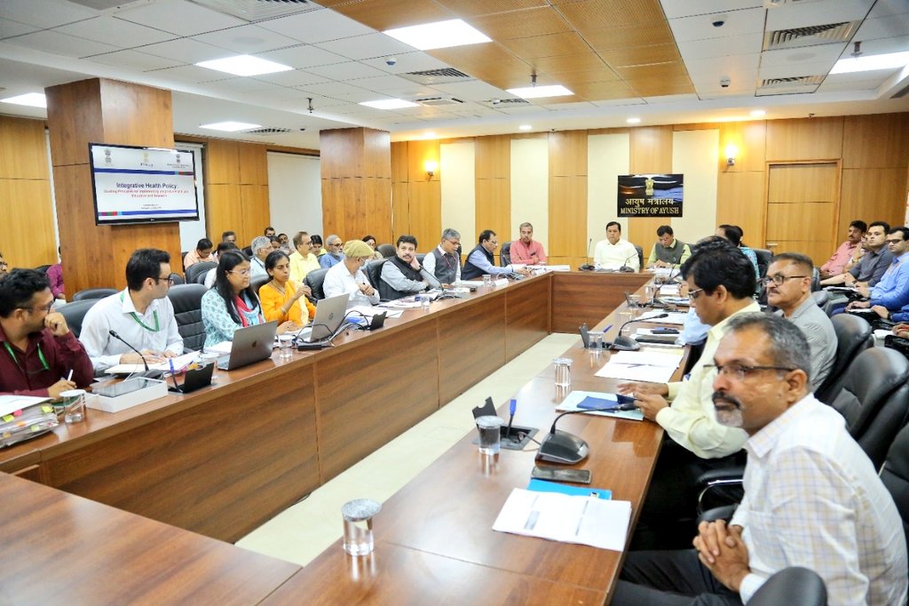 sarbanandsonwal's tweet photo. Attended a joint meeting of @moayush and @MoHFW_INDIA in New Delhi with colleague Shri @mansukhmandviya ji, MoS Shri @DrMunjparaBJP ji, Smt @DrBharatippawar ji and @NITIAayog Member Dr VK Paul ji. https://t.co/qTtJHFevT4