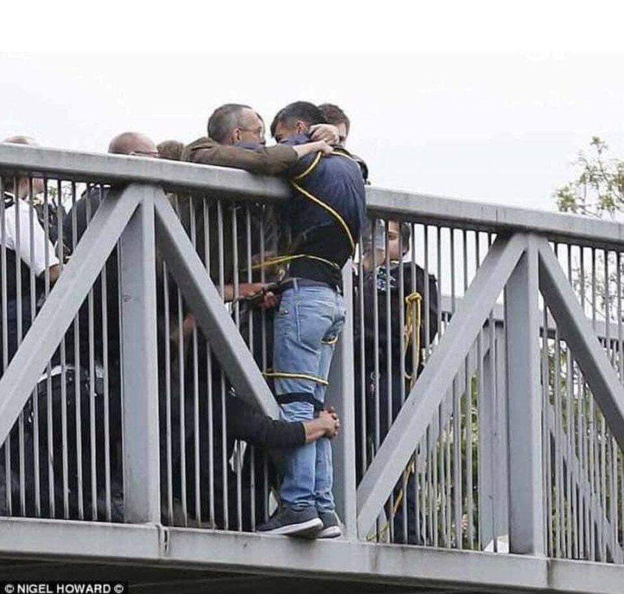 RPolicial's tweet photo. 🇬🇧Un hombre que quería saltar de un puente en Londres fue disuadido por extraños que lo retuvieron durante una hora hasta que llegó la ayuda. 

Mira ese agarre. Mire el cuidado, la compasión, el desinterés y la determinación que muestran los extraños hacia un ser humano herido. https://t.co/WZ2rQy00Gu