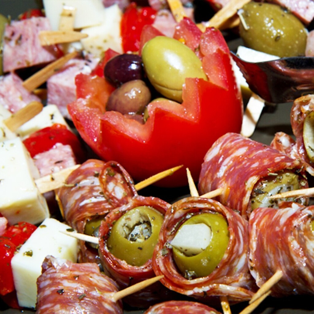 Prepared #foods for your convenience, and quality ingredients for an easy #dinner🍽. Our to-go #deli options are easy to purchase right from our cold case. We have ready-to-go #pasta🍝 as well as our rosettes &amp; brochettes🫒.

#gilbertaz #queencreekolive… instagr.am/p/CjYSBnDhM_e/