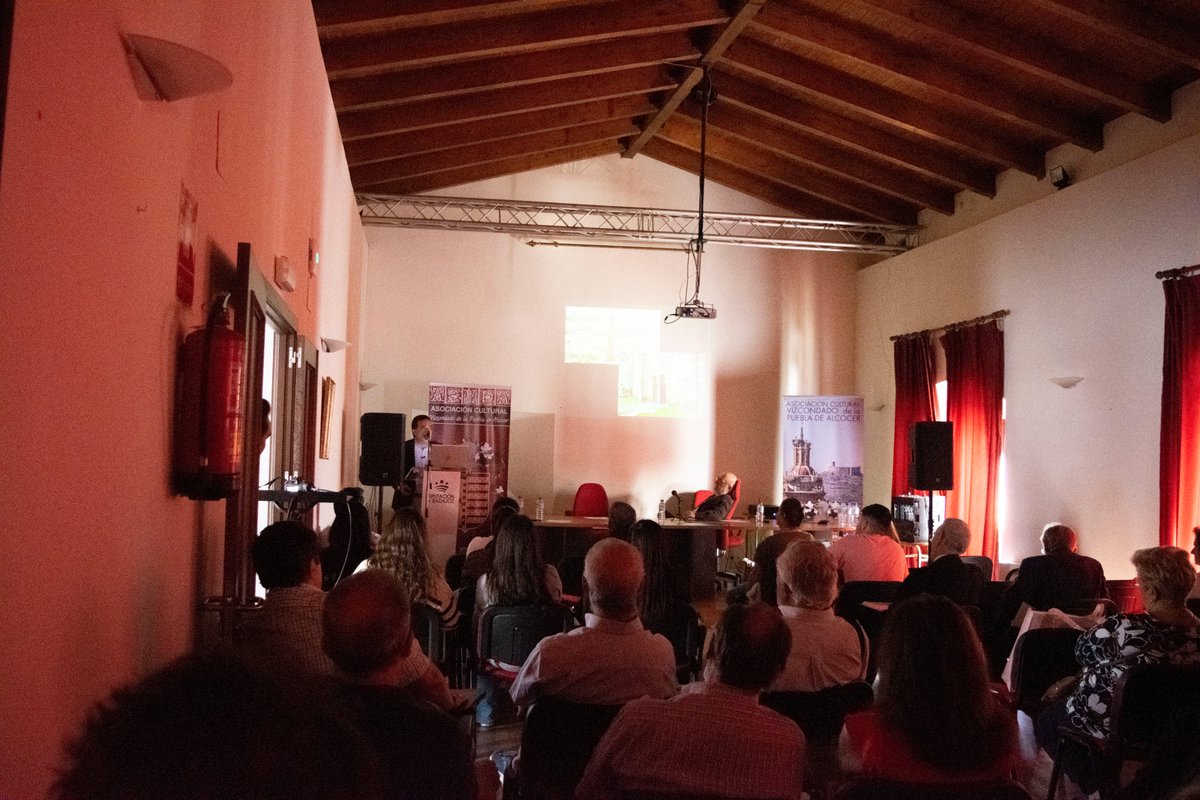Tad3Lab's tweet image. Hoy estamos celebrando las I jornadas del mudejar en la tierra de Alcocer, ¡con gran número de asistentes: profesionales, estudiosos y estudiantes de @EPCC_Unex! 👏👏👏👏 gracias por la acogida en este lugar tan bonito que es Puebla de Alcocer👏👏 @arturocerezoc @jtorreci