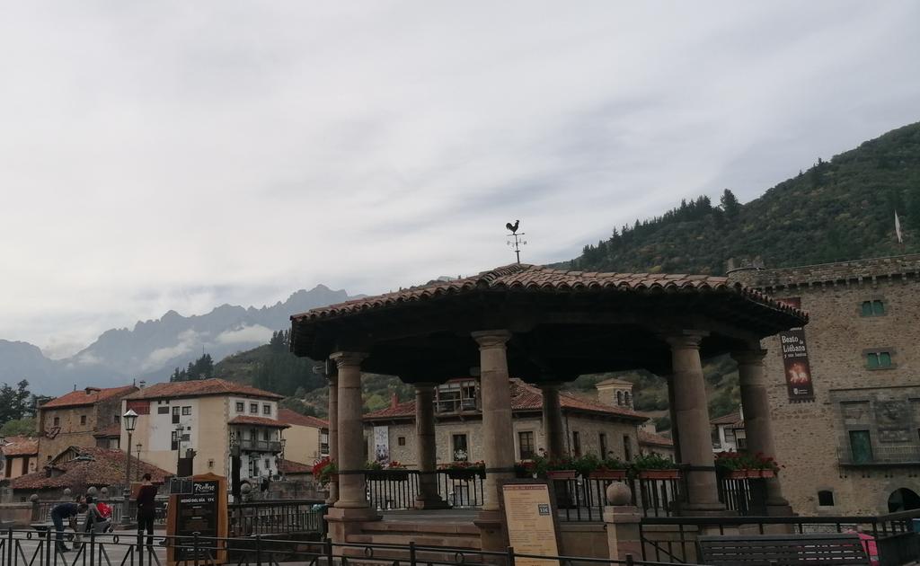 pacoalarconcava's tweet photo. 100/100 🧗 Qué mejor lugar para hacer la centena que la escuela de Bejes, cerca de Potes, donde empezó todo hace 34 años. Esos picos donde me inicié, la calle donde viví y Casa Cayo, ese lugar donde siempre me gusta volver 😍 https://t.co/wrHV9wRJSp