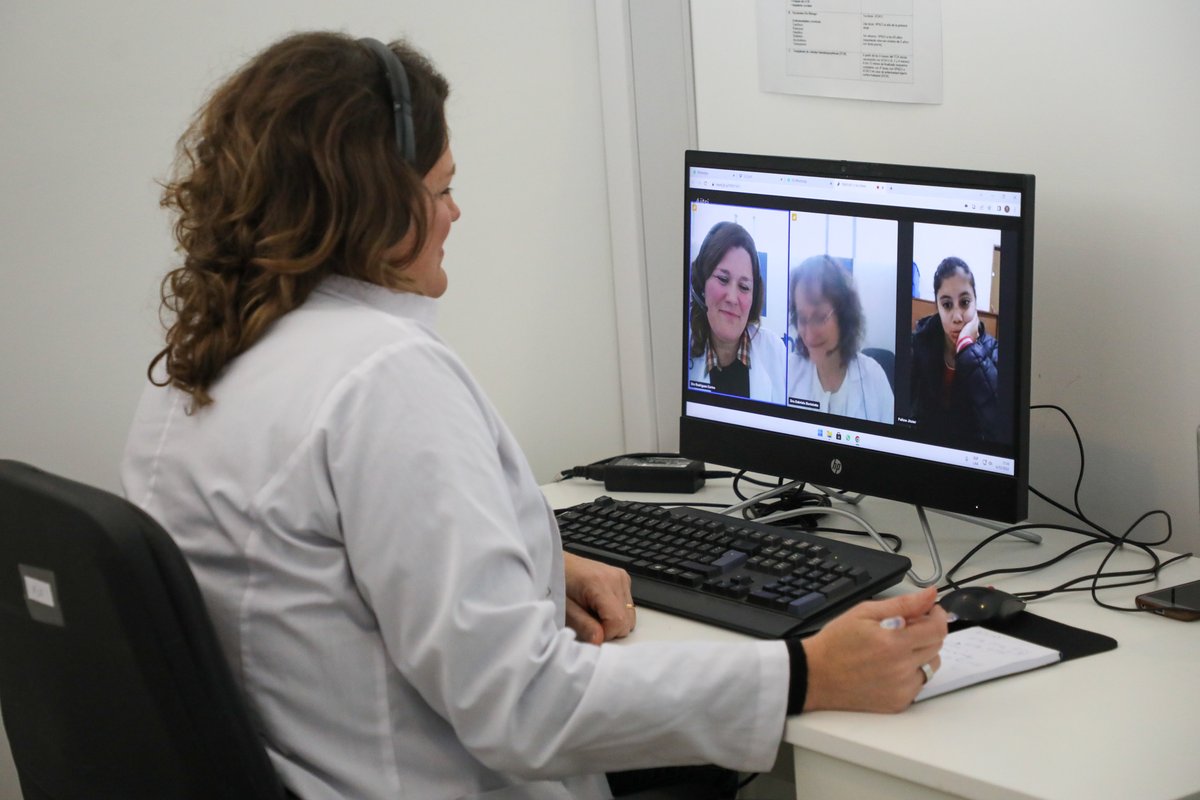 omarperotti's tweet photo. Seguimos ampliando las fronteras en la atención primaria de la salud. Convertimos el 0800 COVID en un Centro Coordinador de Red y TeleSalud para consultas médicas, que acorta distancias y tiempos. A través del programa #SantaFeMásConectada llegamos a los 365 pueblos y ciudades. https://t.co/aqGUefwD09