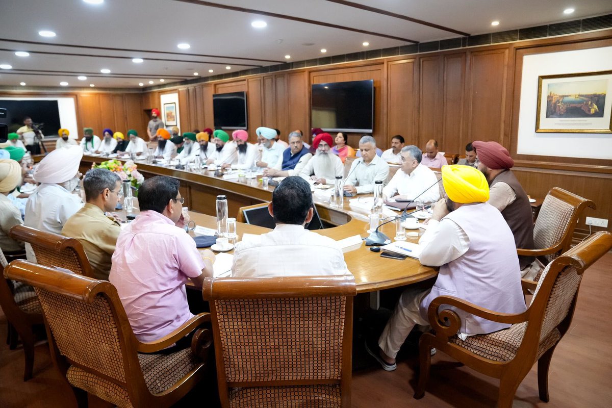 aSoulRebellion's tweet photo. Dialogue is an important pillar of Democracy!
Quest for Rangla Punjab continues...
CM @BhagwantMann #withFarmers today.❤️ https://t.co/XF7RxEIA22