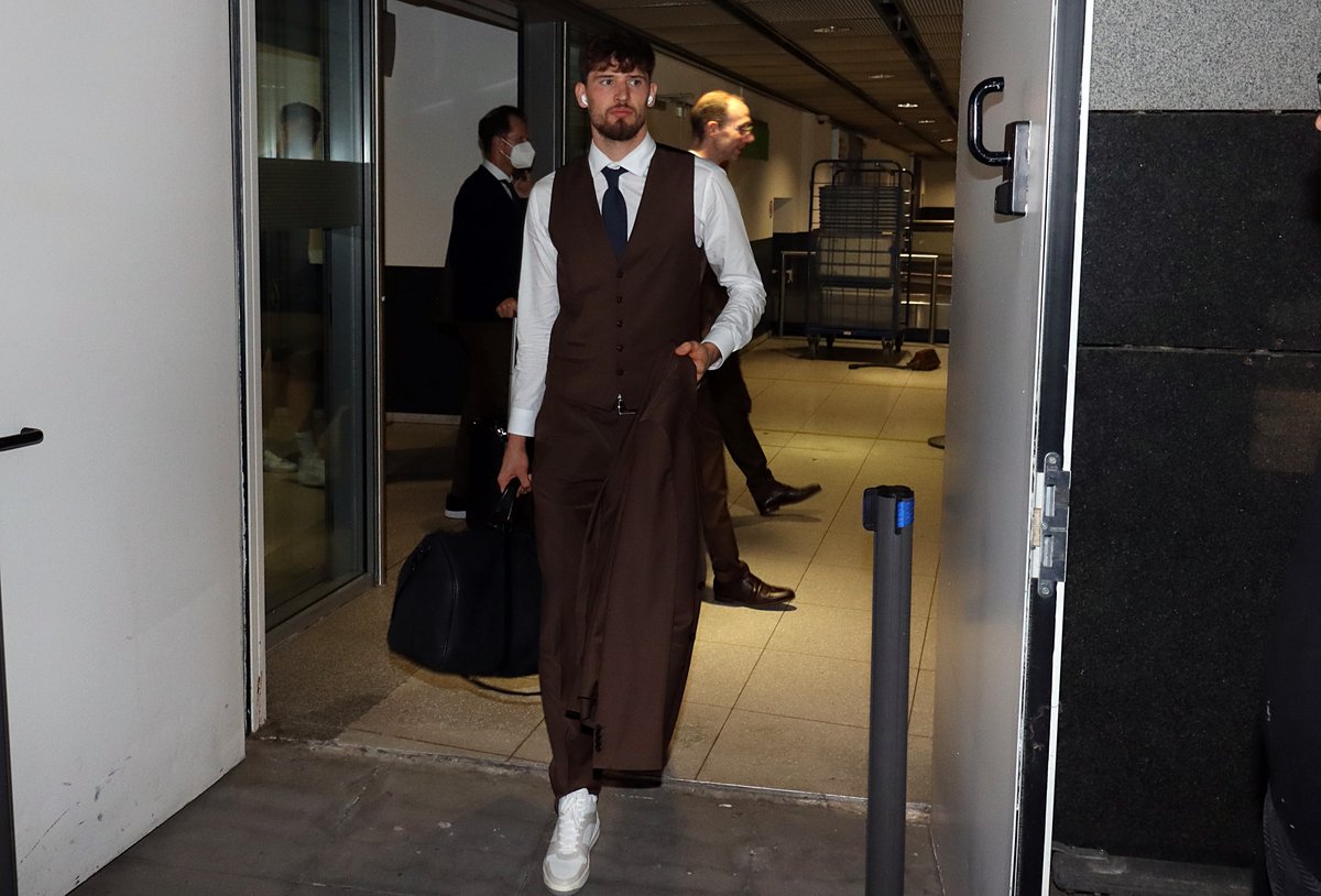 RNBVB's tweet photo. 🛬 Die #BVB-Profis sind nach dem erfolgreichen #Sevilla-Gastspiel zurück in #Dortmund. Schon steht der Klassiker gegen die #Bayern vor der Tür. Kehrt ein Trio zurück?
📸 Hier gibt's die Bilder vom @DortmundAirport (RN+): https://t.co/1ERz6lt14X #SEVBVB #BVBFCB (F.: @RN_Florian) https://t.co/gu8cmHr3XX