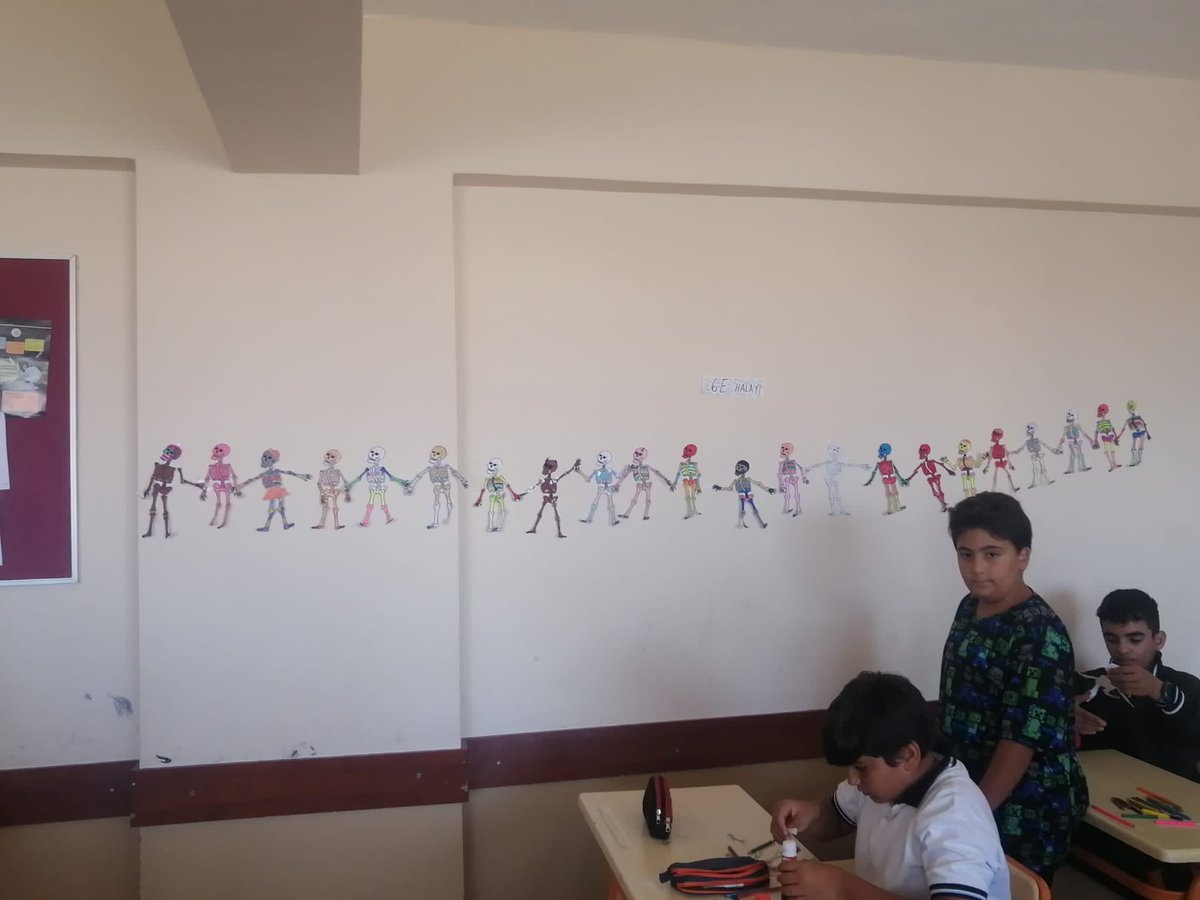 DidimValiler's tweet photo. 6.sınıf öğrencilerimiz öğretmenleri Necmiye Erdoğan ile iskelet sistemi konusunu kostüm giyerek,dans ederek ve geri dönüşüm kartonlarından modelleyerek öğrendiler.@tcmeb @Aydin_MEM @seyfullah0966 @DidimMem @metelek @Ncmyrdgn1 https://t.co/73BZYIXzgA