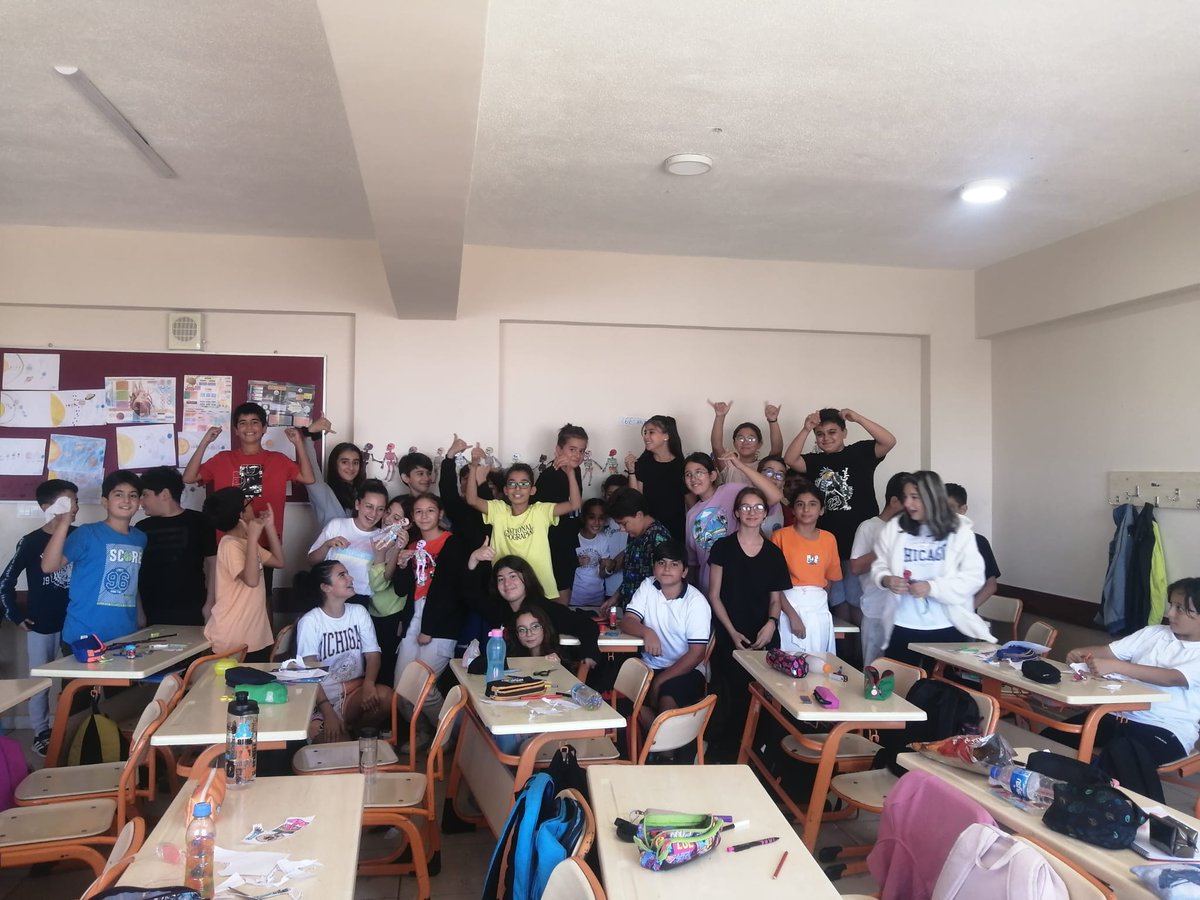 DidimValiler's tweet photo. 6.sınıf öğrencilerimiz öğretmenleri Necmiye Erdoğan ile iskelet sistemi konusunu kostüm giyerek,dans ederek ve geri dönüşüm kartonlarından modelleyerek öğrendiler.@tcmeb @Aydin_MEM @seyfullah0966 @DidimMem @metelek @Ncmyrdgn1 https://t.co/73BZYIXzgA