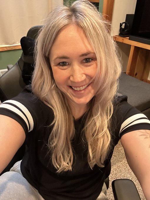 Going live at 1:30pm for a short stream. Come hangout with me😊  https://t.co/0mqzhpK5P5 https://t.co