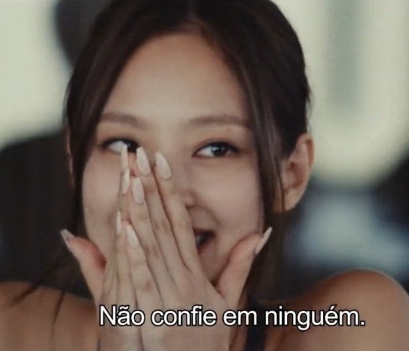 lalisafilm_'s tweet photo. o abel falando “não confie em ninguém” e logo depois passando a cena da jennie kim assinando um contrato, Se ela for a vilã estarei passando pano pra tudo que ela fizer. https://t.co/tDfFcZ2326