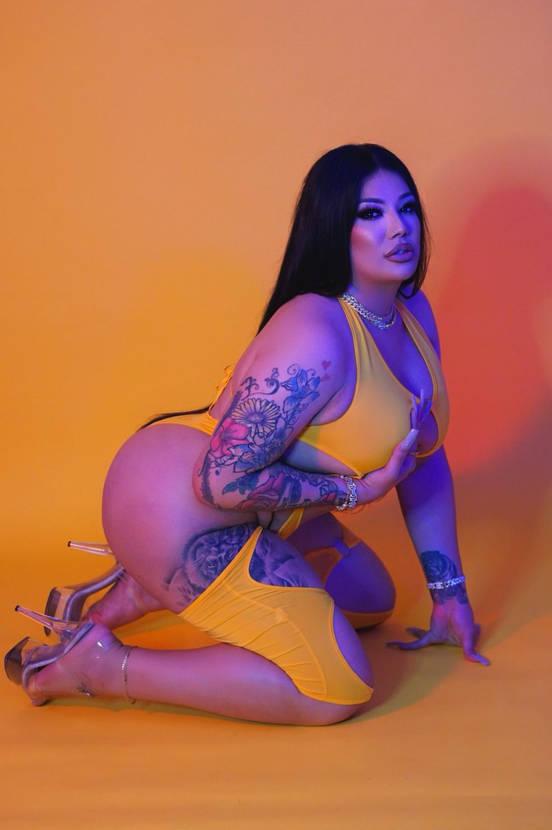 BronxDefender's tweet image. onlyfans.com/leslie_laperla