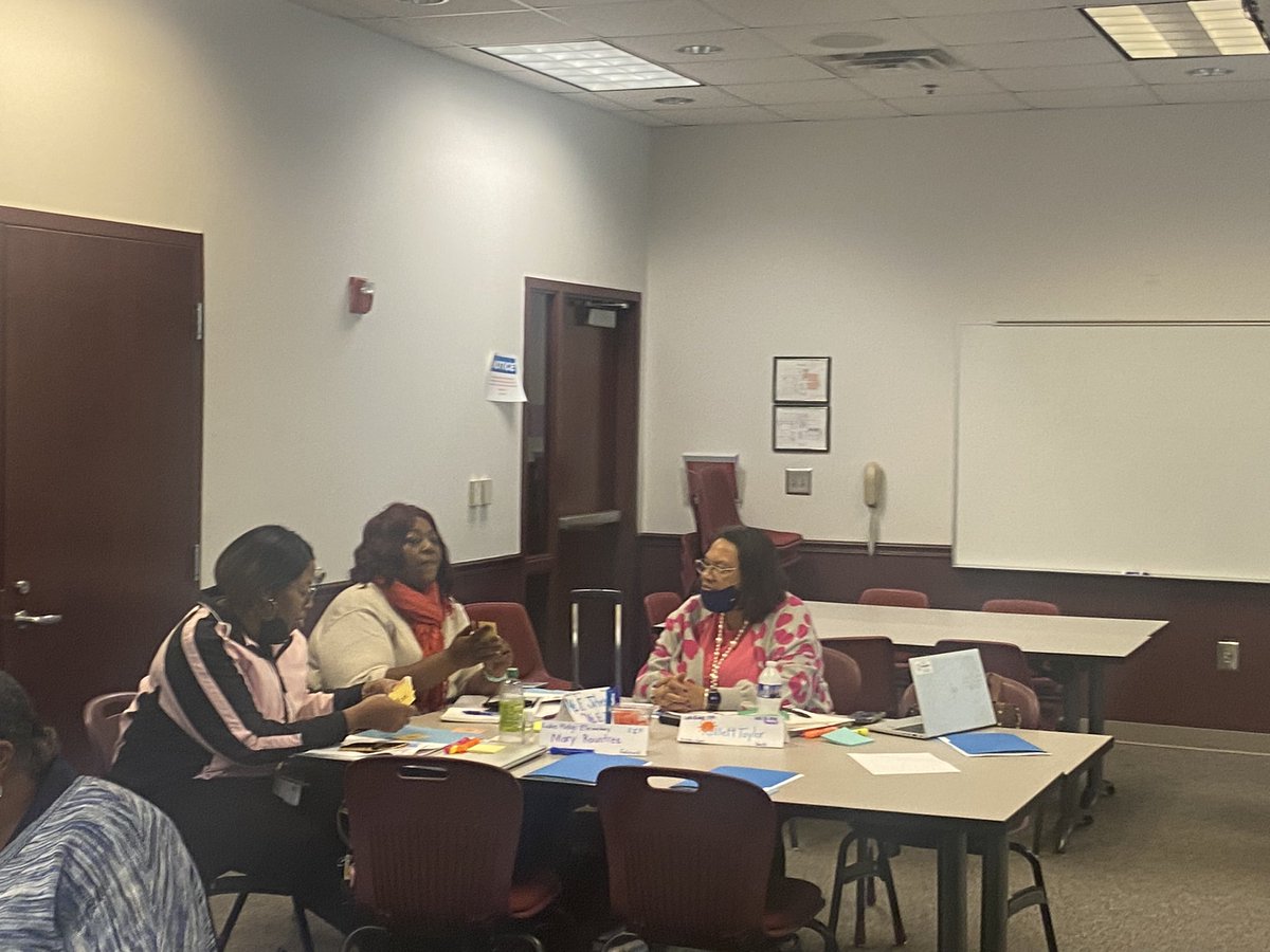 Ashley_Stinson9's tweet photo. Finger taps and scoops abound. These teachers are going to make Wilson Reading soar in their classes. #CCPSMTSS https://t.co/Jvp2KE6t9J