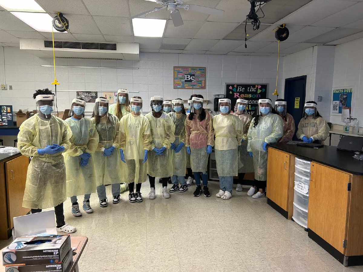 kevin_thomas82's tweet photo. Dental Assisting Students practicing their skills and learning to don PPE in preparation for clinicals @delcastle_ths @drcomegys @AshleyDills1 @NCCVoTech #Delcastle #NCCVTWORKS https://t.co/Km9JlHX7Fk