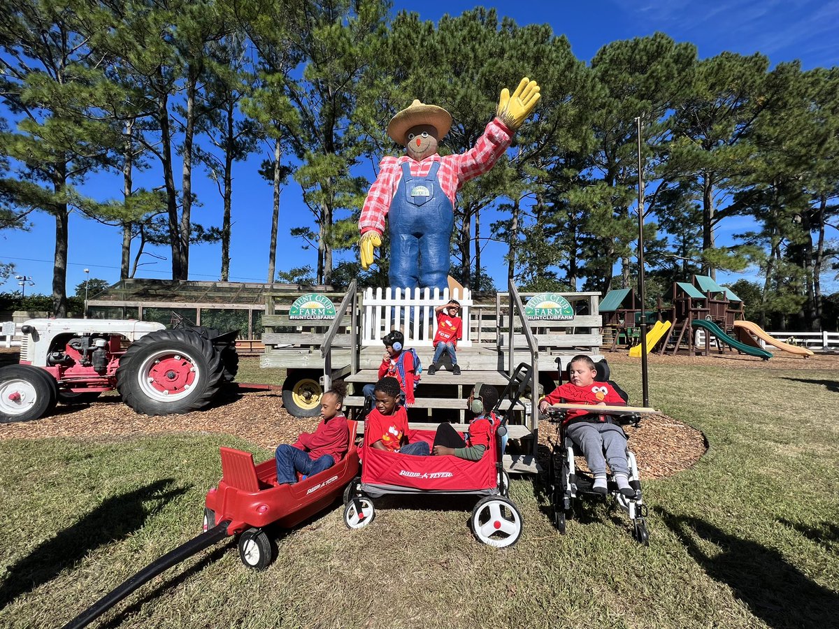 catharrell's tweet photo. Room 44 had so much fun at Hunt Club Farms today. @PelotonPrincip1 @WoodchuckWorld @vbcpsopec https://t.co/HGyxAnTyH2