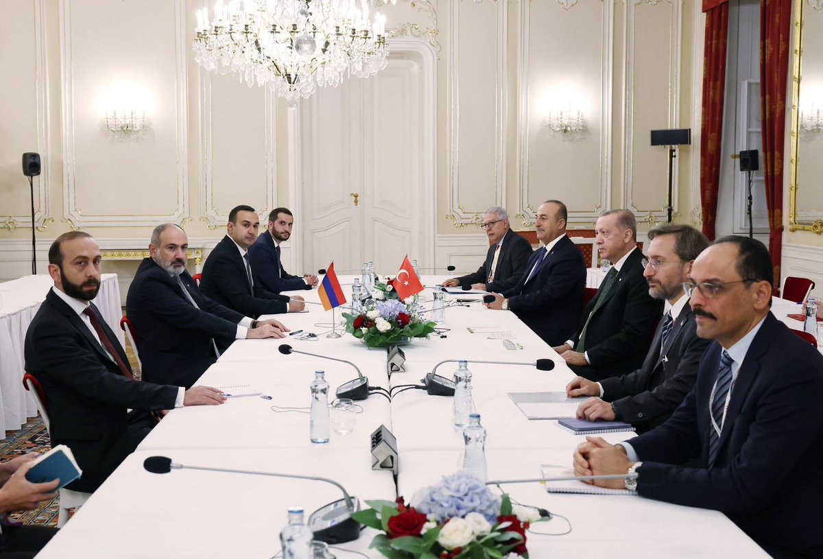 icunion_az's tweet photo. Today, on the sidelines of the @EUCouncil #PragueSummit, President of #Turkiye @RTErdogan met with the #Armenia|n PM @NikolPashinyan. https://t.co/YEc5kCCkGC