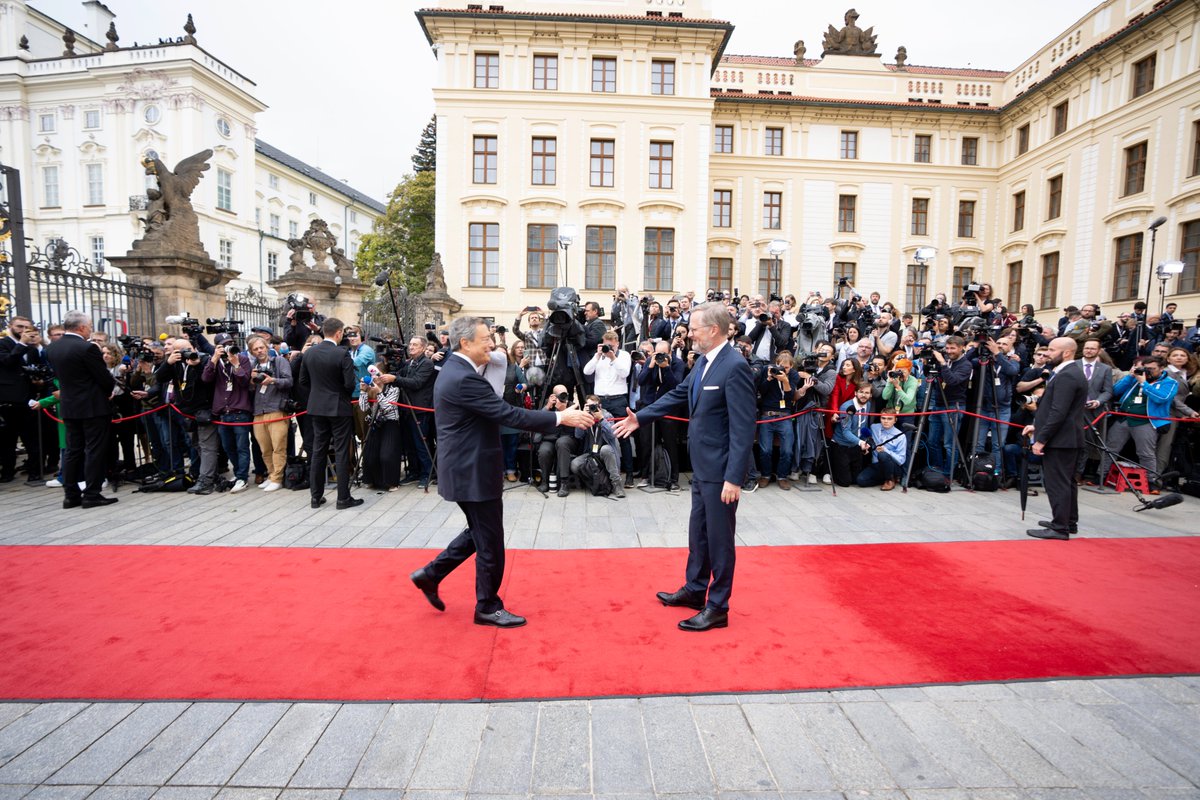 Palazzo_Chigi's tweet photo. Il Presidente del Consiglio, Mario Draghi, è a Praga per partecipare al primo Vertice della Comunità Politica Europea e al Consiglio europeo informale https://t.co/F3WvDFtku4 https://t.co/jLOgxLBjl5