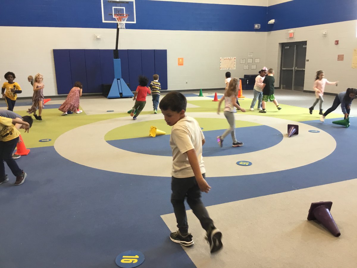 BlairFit4Life's tweet photo. Heart rates are challenged this week with some aerobic games! #PhysEd #2minchallenges #SpaghettiMeatballs #BuildersBulldozers #AerobicBuildandBreak @BlairElementary https://t.co/Qko2KPUVSn