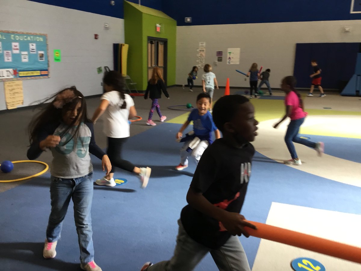 BlairFit4Life's tweet photo. Heart rates are challenged this week with some aerobic games! #PhysEd #2minchallenges #SpaghettiMeatballs #BuildersBulldozers #AerobicBuildandBreak @BlairElementary https://t.co/Qko2KPUVSn