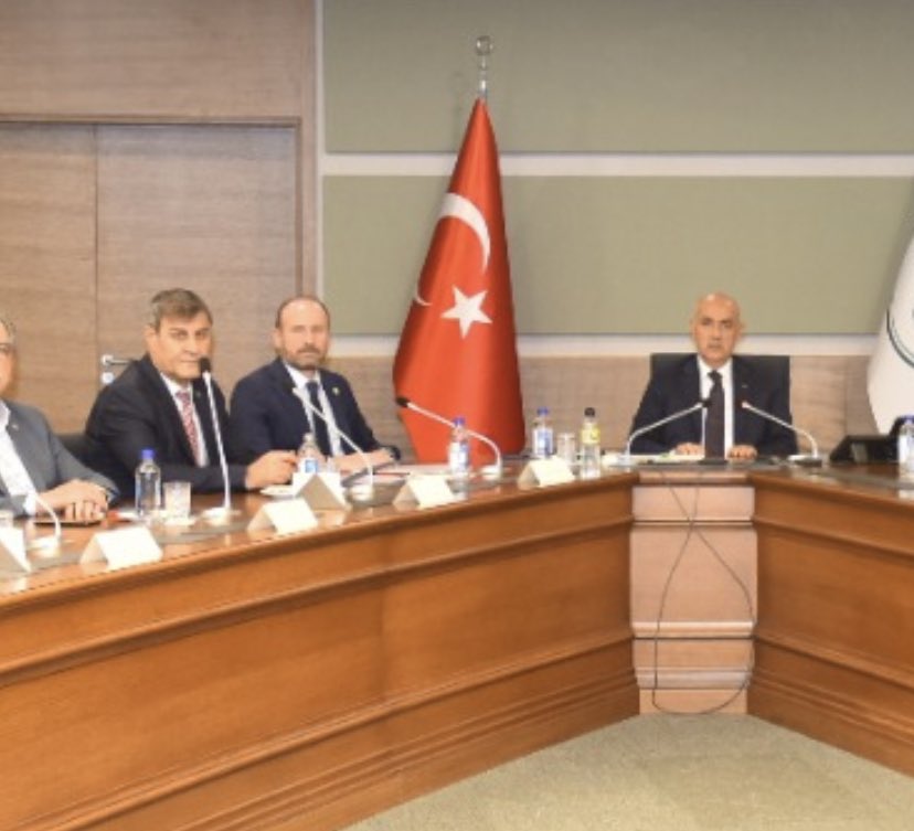 TZOB Yönetim Kurulu üyemiz <a href="/CevatDelil/">Mehmet Cevat Delil</a>  başkanlığında Güneydoğu Ziraat Odaları  İl Koordinasyon Kurulu Başkanları ile birlikte Tarım ve Orman Bakanımız @VahitKiriscitc ile pamuk ve kuraklık ile ilgili görüşme gerçekleştirdik