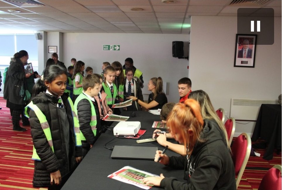 BramleyTweets's tweet photo. Proper proud of my sis (second right)! Signing autographs and supporting @SRTRC_England ❤🤎🖤

@JennaBramley @HerGameToo @BarnsleyfcHGT @LadiesBarnsley @bfccommunity

https://t.co/CWarD7Y2mI https://t.co/8keCJLEcFq