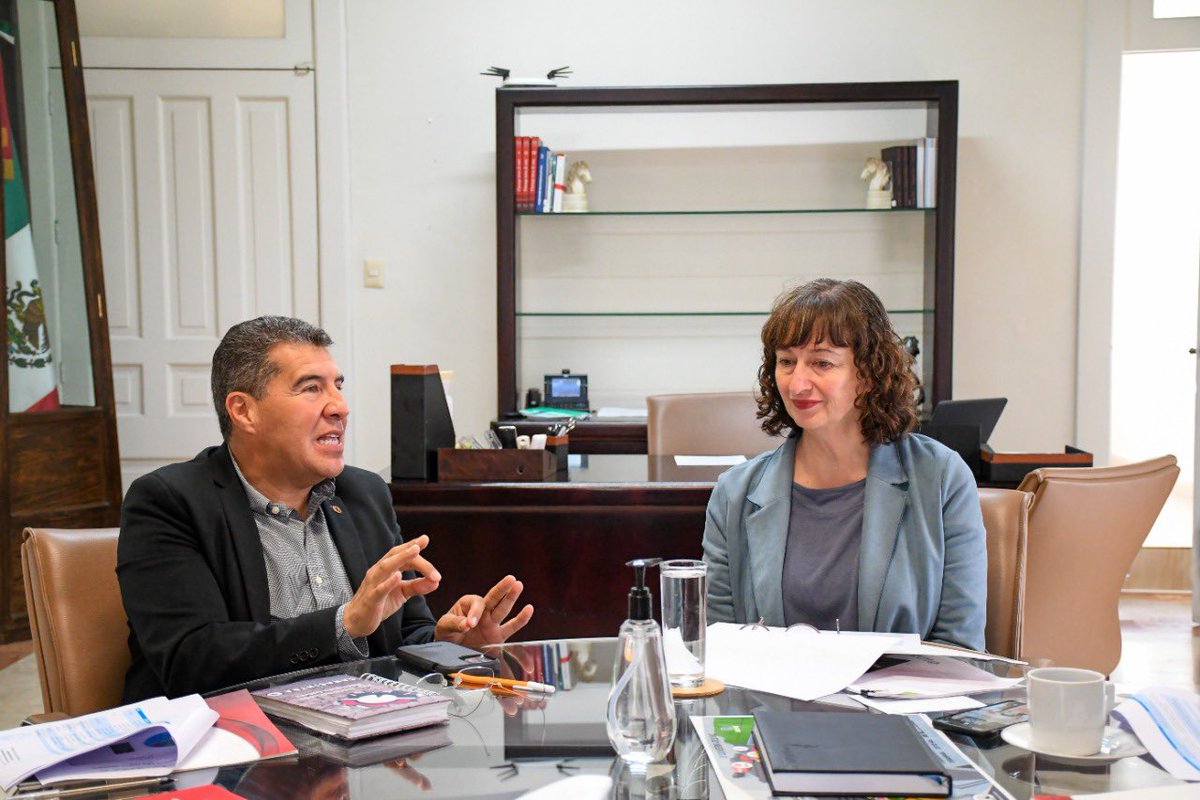 PoliticaNegocio's tweet photo. El titular @SedecoGobDgo @AlfredoMHerrera sostuvo su primer encuentro con directivos  @Dgo_Canacintra encabezado por Eduardo Rodríguez, para intercambiar ideas, conocer los proyectos de los industriales y presentarles los nuevos planes y acciones en puerta de la dependencia. https://t.co/8Zp7T5fRJe