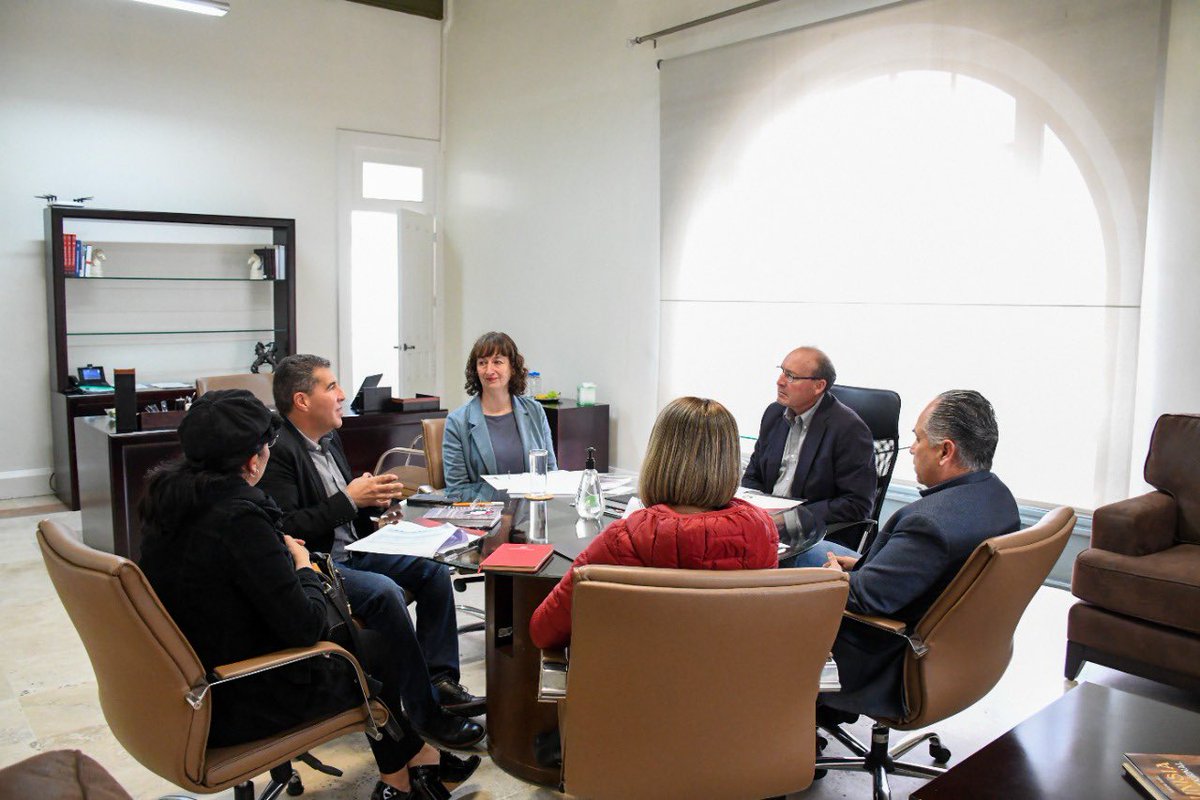 PoliticaNegocio's tweet photo. El titular @SedecoGobDgo @AlfredoMHerrera sostuvo su primer encuentro con directivos  @Dgo_Canacintra encabezado por Eduardo Rodríguez, para intercambiar ideas, conocer los proyectos de los industriales y presentarles los nuevos planes y acciones en puerta de la dependencia. https://t.co/8Zp7T5fRJe