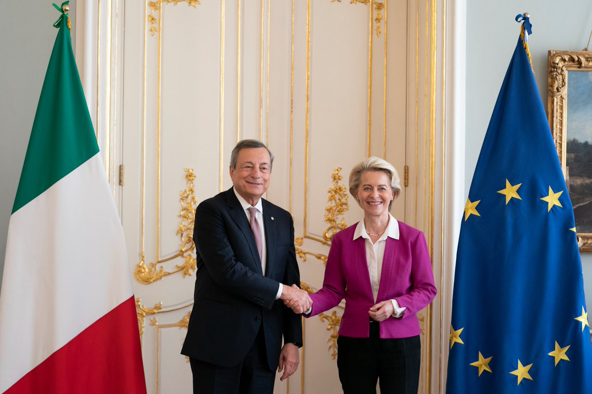 Il Presidente del Consiglio, Mario Draghi, è a Praga per partecipare al primo Vertice della Comunità Politica Europea e al Consiglio europeo informale bit.ly/3CBdrQA