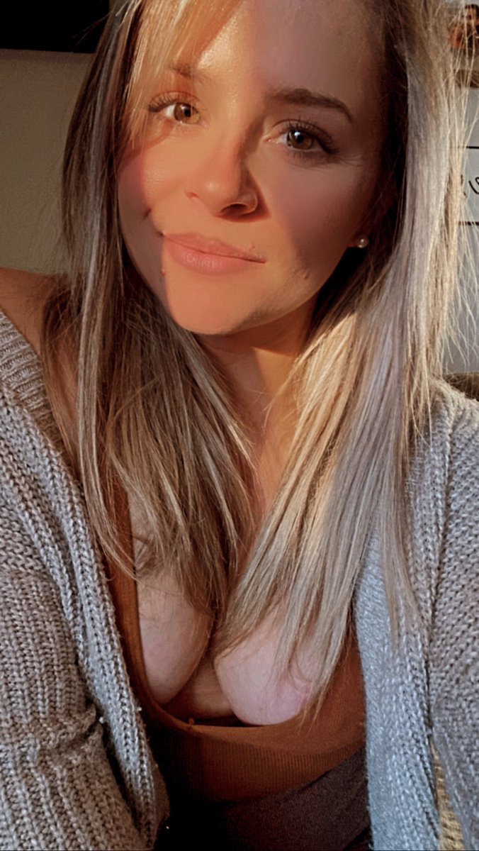 cassthecrazy's tweet photo. I have this problem where I always look cute..so I get my tits done & show them in very practiced poses to get attention. 😎😜 #toreal #funny #hot #Trending #NoBraDay2022 https://t.co/KJftBnlFMt